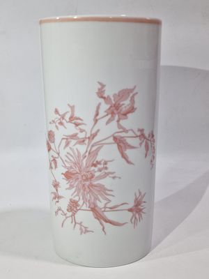 אגרטל מהמם פורצלן "VIEUX ROSE LIMOGES" מאת ז'ורז' בוייה, תוצרת צרפת
פיליגרן פרחוני ורוד סלמון 