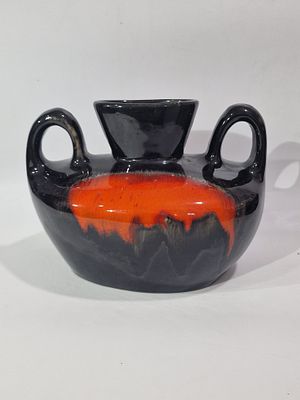 אגרטל פורצלן גלזורה שחורה ואדומה בסגנון לבה שני ידיות כנראה מערב גרמניה לא חתום. מצב מושלם. מידו 