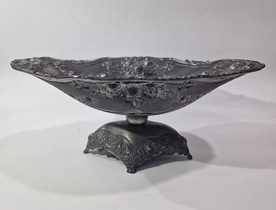 סנטרפיס מפיוטר עיצוב פרחוני כנראה וינטג גרמני, מצב מושלם. מידות 
12X29 ס"מ