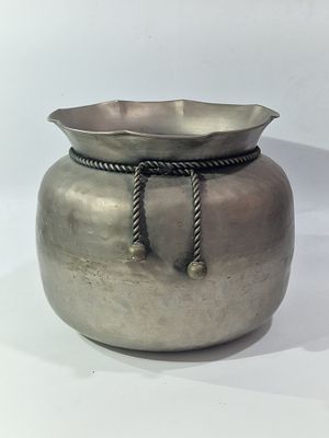 אגרטל גדול דקורטיבי 
מספר מעיכות קלות. מידה 
17X20 ס"מ