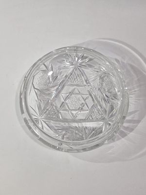 קערת קריסטל ישנה מגן דוד במרכזה.
ציפ מינורי. מידות 
15X5 ס"מ