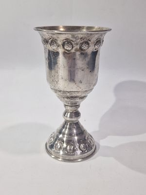 כוס קידוש מכסף.
מצב מושלם. מידות 
12.5X7 ס"מ 
63 גרם