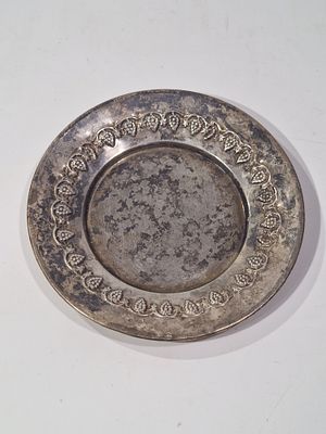 תחתית לכוס קידוש דוגמא גפנים. מידות 
9.4X0.7 ס"מ 
27.6 גרם