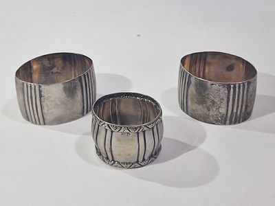 לוט 3 מחזיקי מפיות מכסף. מידות 
1. 3.5X4.2 ס"מ כסף 925 11.8 גרם 
2. 3.5X5.5 ס"מ 2 יח כסף .800 