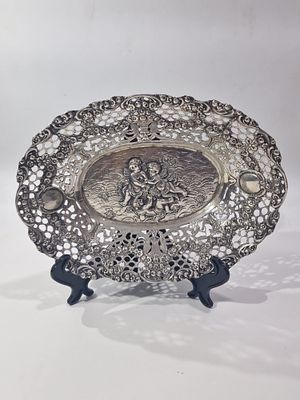 סלסלת ממתקים כסף .800 גרמניה תבליטי פרחים וילדים מכונפים משחקים. מידות 
20.5X3.5 ס"מ 
170 גרם