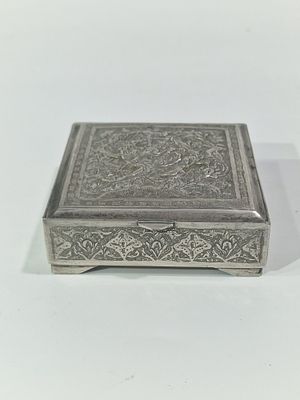 קופסא כסף פרסי עתיק מרוקע בעבודה צפופה של חיות חתום 84
מצב מושלם. מידות 
8X8 ס"מ 
גובה 2.7 ס"מ 