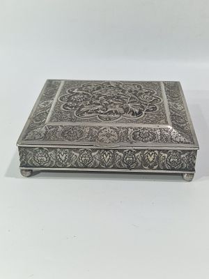 קופסא פרסית גדולה מכסף עבודה מאד מיוחדת וצפופה חתומה במצב מושלם. מידות 
18X18 ס"מ 
גובה 4.3 ס"מ 