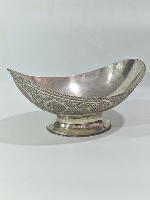 כלי הגשה גדול מכסף פרסי עתיק וחתום, עבודת ריקוע צפופה של חיות וצמחים. מצב מושלם. מידות 
27.5X19 