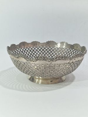 קערת הגשה פרסית מכסף מיוחדת במינה ונדירה, עבודת גזירה מרהיבה, חתום ומושלם. מידות 
21X9 ס"מ 