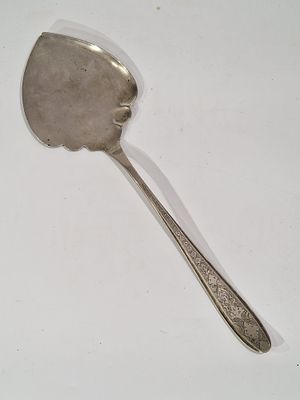 כף הגשה פרסי עתיק מכסף מעוטר בפרחים ועלים חתום במצב מושלם. מידות 
33X10 ס"מ 
164 גרם