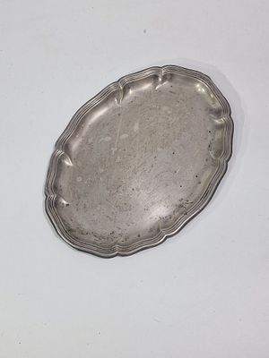 מגש כסף 830 כנראה גרמניה חתום.
מצב מושלם. מידות 
21X15 ס"מ 
126 גרם