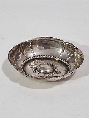 כלי כסף.830 קטן כנראה למלח. . מידות 
6.2X5.4X1.5 ס"מ 
9.2 גרם