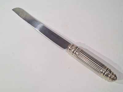 סכין לחלה ידית גדולה ומפוארת מכסף חתומה 925
מצב כחדש. . מידות 
35X3 ס"מ