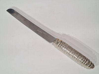 סכין לחלה ידית גדולה ומפוארת מכסף חתומה 925
מצב כחדש. . מידות 
33X3 ס"מ