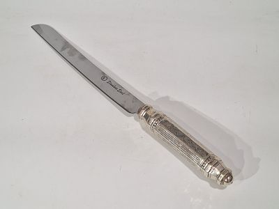 סכין לחלה ידית גדולה ומפוארת מכסף חתומה 925
מצב כחדש. . מידות 
33X3 ס"מ