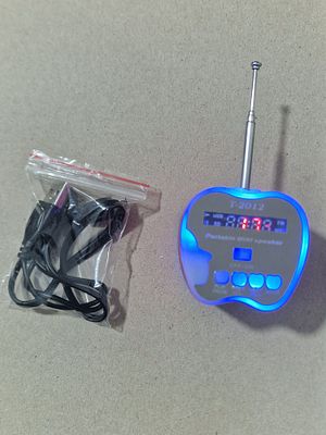 רדיו בצורת תפוח של אפל דיגיטלי נטען ועובד.