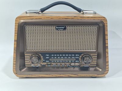 רדיו בעיצוב וינטאג נדלק עובד חסר כבל סטנדרתי לחשמל ניתן לחבר סוללות.
ישנה מכה קטנה מצולמת. מידות 