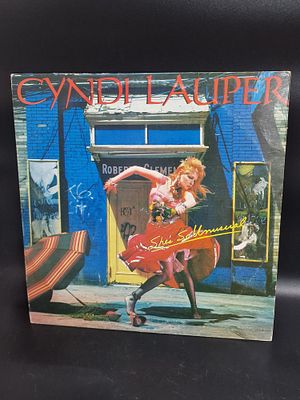 תקליט ויניל של אלבום הבכורה של סינדי לאופר. She's So Unusual, שיצא במקור ב-14 באוקטובר 1983. 