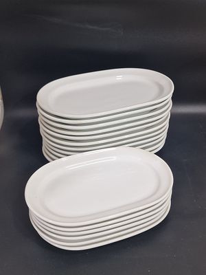 סט הגשה גרמני ישן מבית "Bauscher Bavaria". מצב מושלם 
11 יח צלחת הגשה גדולה 25X16 ס"מ 
6 יח צלחת 