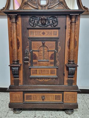 ארונית אחסון עתיקה מהמאה ה17.
פריט איסוף מבית הלקוח בת ים. דרום גרמני, במקור מסוף המאה ה-17 