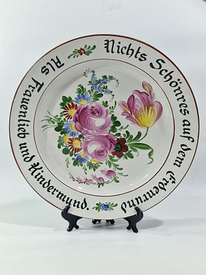 צלחת הגשה ( הכנה לתליה) גרמנית 1900-1950. ציור יד של פרחים וכתב בגרמנית מסביב לקערה- "אין דבר 
