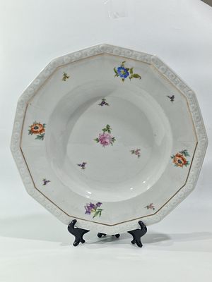 קערת הגשה גדולה פורצלן רוזנטל מריה "Rosenthal" דגם " Maria". עם עיטורי פרחים מפוזרים. 
מצב 