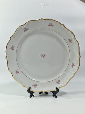 קערת הגשה גדולה חרסינה וינטג' כנראה גרמנית עם דוגמת "רוזבאד", ככל הנראה יוצרה במערב גרמניה. 