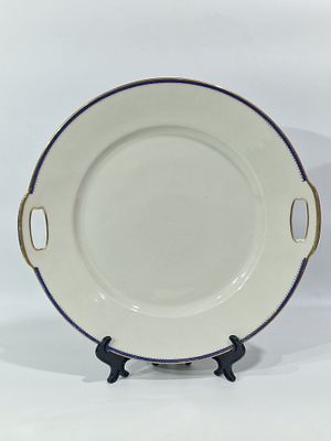 צלחת גרמנית מבית "Tirschenreuth" בווריה ישנה. צלחת בצבע קרם שנ הב עיטורי זהב מסביב 
מצב מושלם 