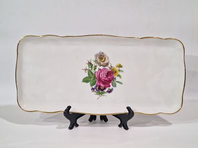 מגש פורצלן להגשה מבית "Hutschenreuther". דוגמאת פרחים מהמם ביופיו מצב מושלם. 
קילופים להזהבה. 