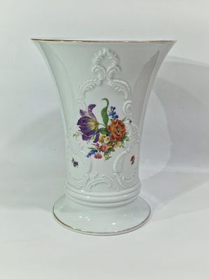 אגרטל ממפעל הפורצלן המלכותי, בוואריה KPM. . עשוי פורצלן, מעוטר בפרחים מצוירים ביד בזיגוג תחתון 