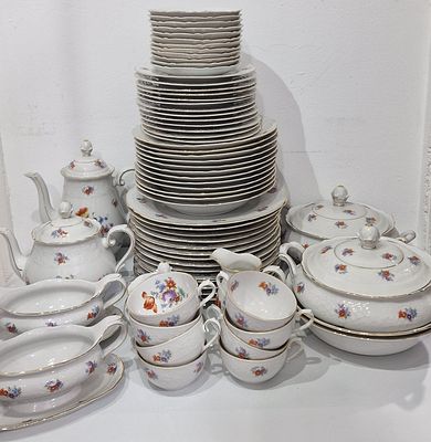 סרוויס גדול 62 חלקים פורלצן גרמני עתיק מבית שומאן "Schumann" בווריה, דוגמא פרחים. 8 ספלים 
8 