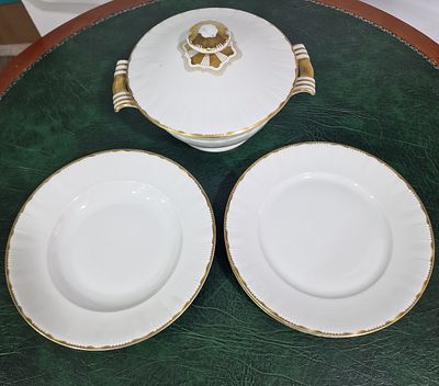 סט פורצלן חלקי מחברת "Carstens Porzellan", במיוחד בעיצוב "SORAU MARGRAVE GOLD" שלהם. 4 צלחות 