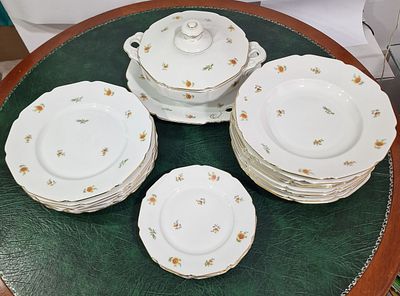 סט פורצלן גרמניה ישן חלקי .
חברת Heinrich & Co. (H&C) פורצלן, חברה גרמנית שבסיסה בזלב, בוואריה. 