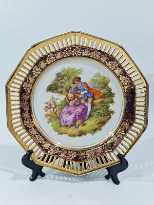 צלחת דקורטיבית מפורצלן מרושתת של שומאן בוואריה."Schumann Bavaria". הצלחת כוללת שפה מחוררת או 