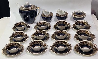 סט קפה אספני ואלגנטי עשוי פורצלן ויימאר גרמני מבית "WEIMAR"
. 12 כוסות ותחתיות, קנקן, 2 יח לחלב 