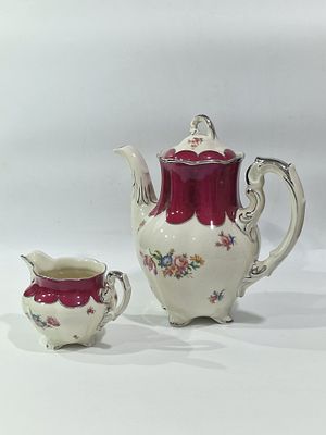 קנקן וחלביה סט יוקרתי גרמני מבית "Koenigszelt" דגם שרלוט עם גימור כסוף ובורדו. הקנקן במצב מושלם 