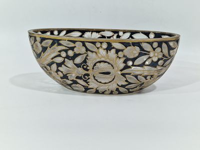 קערה עתיקה דקורטיבית קריסטל אוריינטלית עם גימורים בגוונים של שחור וזהב. החתימה לא זוהתה יתכן 