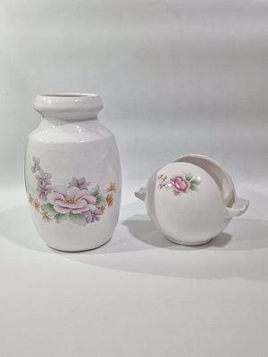 סט וינטאג' פריטי עיצוב לבית מקרמיקה לבנה עם עיצוב פרחוני, כולל אגרטל ומחזיק מפיות מבית היוצר. צי 