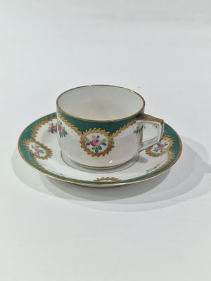 כוס ותחתית מבית "Hermann Ohme Silesia" פולין. מצב מושלם 
מידות 
תחתית 11.5 ס"מ 
כוס 4X7 ס"מ