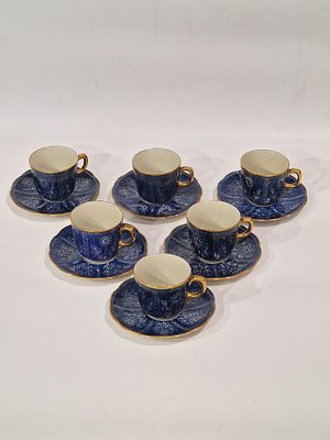 סט חרסינה עתיקה לאספרסו של חברת KPM פולין. סט מדהים ועתיק ציור פרחוני בעבודת יד מרהיבה הזהבות. 