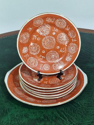 סט קינוח ל 6 פולני וינטאג' שנות ה-50 . צלחת קינוח 17 ס"מ 
צלחת הגשה 25 ס"מ 
מצב טוב מאד.