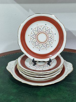 סט קינוח ל 5 פולני וינטאג' שנות ה-50 . צלחת קינוח 17 ס"מ 
צלחת הגשה 27 ס"מ 
מצב טוב מאד.