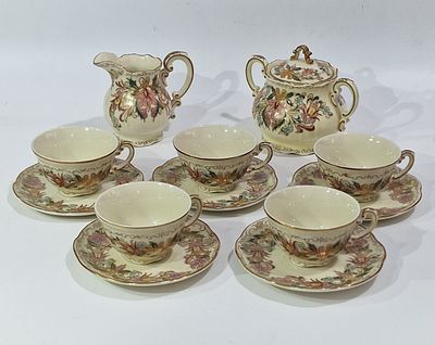 סט עתיק נדיר ויוקרטי של חברת Zsolnay ההונגרית. מידות 
כלי לסוכר 10.5X13 ס"מ 
כלי לחלב 9X10.5 