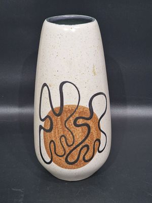 לפיד - בתיה
אגרטל בינוני. חתום. גובה 21 סמ. 
מצב מושלם.