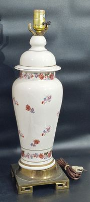 מנורת שולחן פורצלן אנגלית משנות ה-30 בקירוב עם עיטורים משינואירי ובסיס ברונזה. גוף המנורה עם 