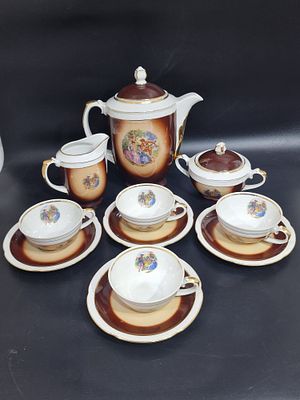 סט חרסינה מזוגגת פולנית של "CHODZIEZ " עם נגיעות זהב ועיטורים צבעוניים המתארים דמויות בתלבושות 