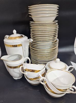 סט חרסינה מזוגגת פולנית "Chodzież" עם נגיעות זהב ועיטורים. סדק למכסה הקנקן 
5 קערות 
12 תחתיות 