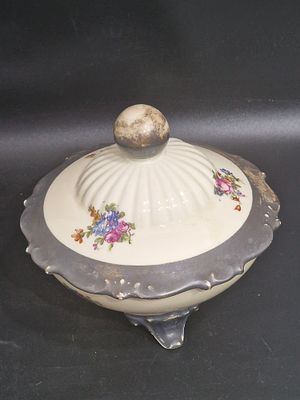 צנצנת עם מכסה מתוצרת "Steinmann Tiefenfurt", ציפוי כסף מרופט ודוגמא פרחונית. 14.5X15 ס"מ