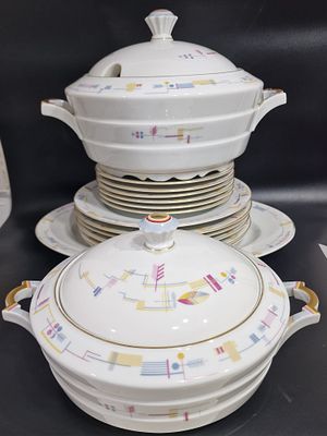 סט חלקי דגם מדלן בסגנון אר דקו של רוזנטל, 1930. 1 כלי הגשה למרק 
1 כלי הגשה לתבשיל 
1 צלחת הגשה 