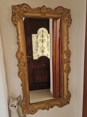 מראה קיר מעוטרת בסגנון בארוק או רוקוקו הכוללת מסגרת עץ מוזהבת מפוארת.
מידות 70*130 ס"מ